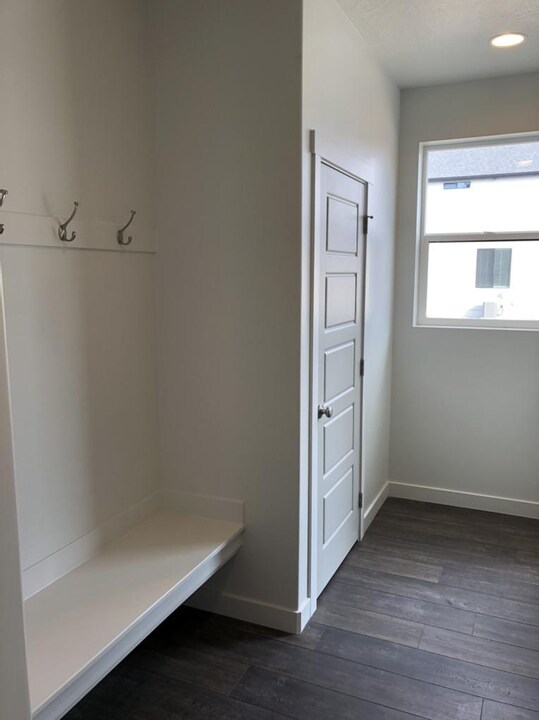 mudroom - 441 W 3200 N