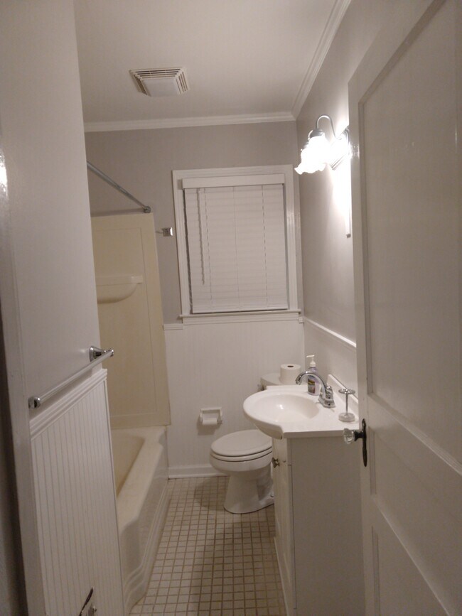 Building Photo - 2029 Stanford Dr SW