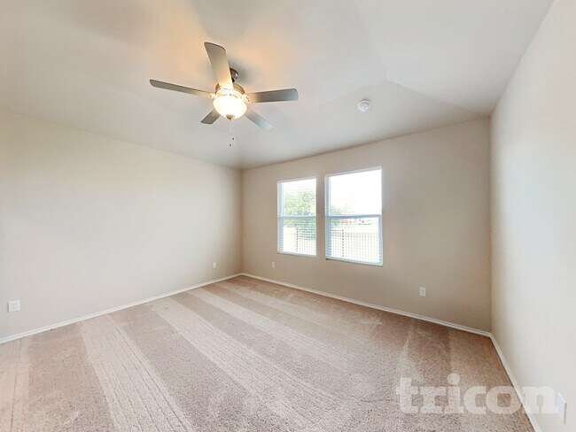 Building Photo - 5300 Saddle Clb Dr