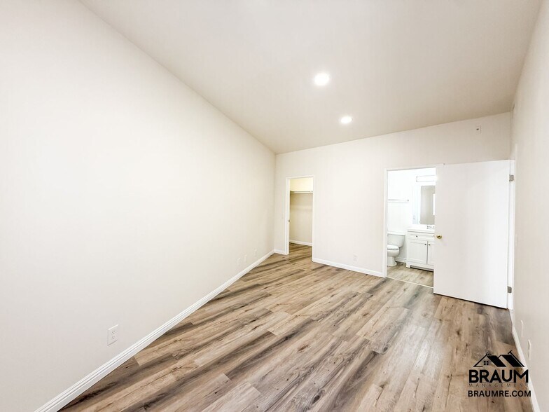 Building Photo - 11459 Collins St