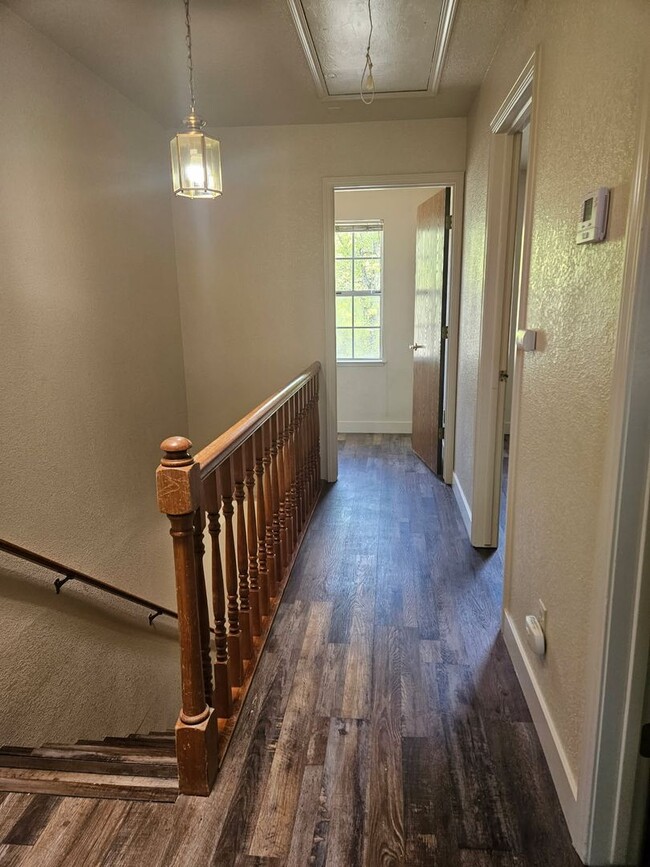 Building Photo - Greenley Oaks Townhome