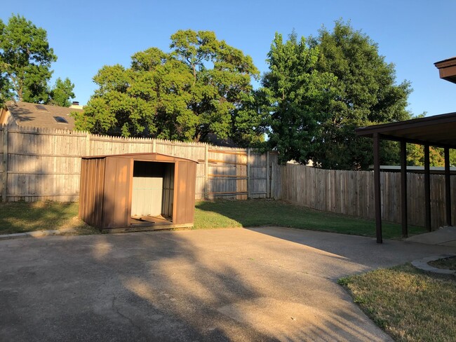 Building Photo - Two Bedroom 1.5 Bath Duplex Unit in Euless