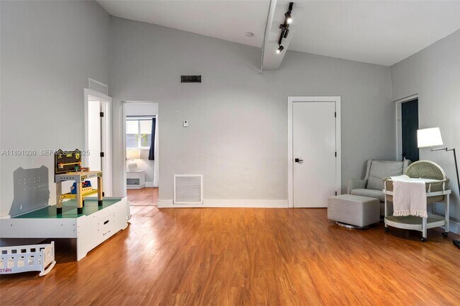 Building Photo - 1651 SW 13th Ave