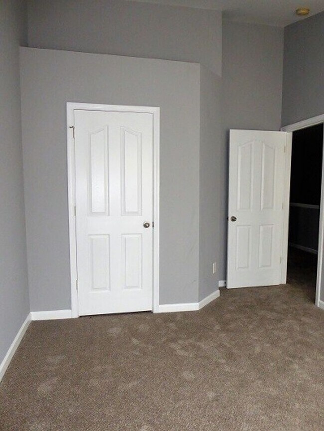 Building Photo - 3BR/2.5BA Townhome in Cobblestone Cove, Move In Ready - Paint and Flooring is new