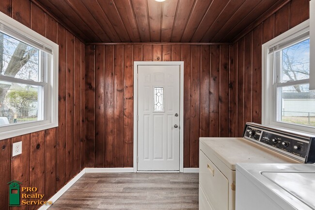 Building Photo - Recently Remodeled 2 Bedroom Home