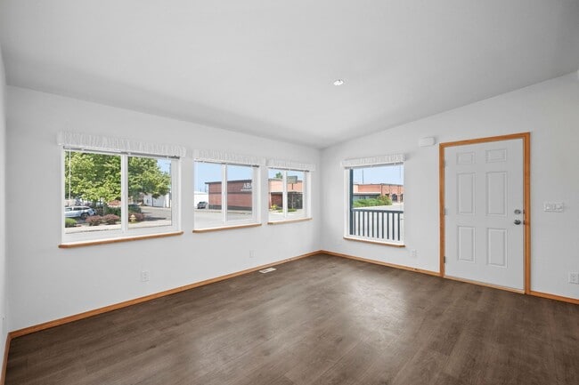 Building Photo - Brand New University District Home - Conve...