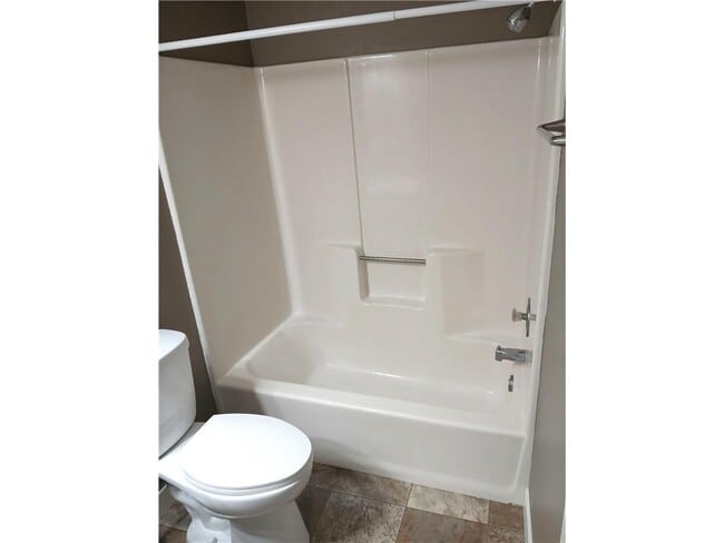 Building Photo - 901 Country Club Dr