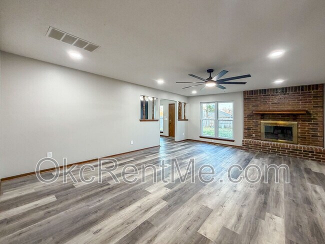 Building Photo - 1104 Spruce Dr