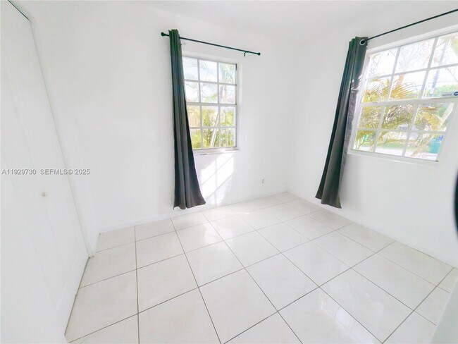 Building Photo - 3623 SW 5th Terrace