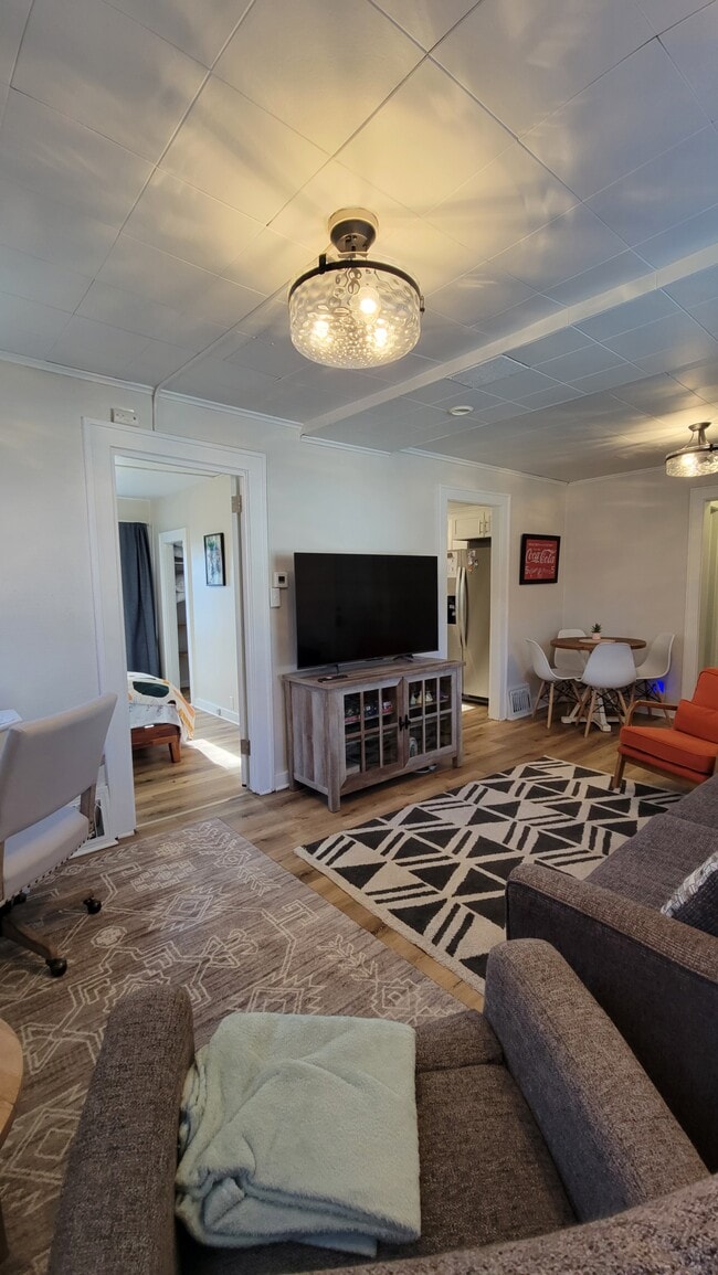 Building Photo - 922 6th St