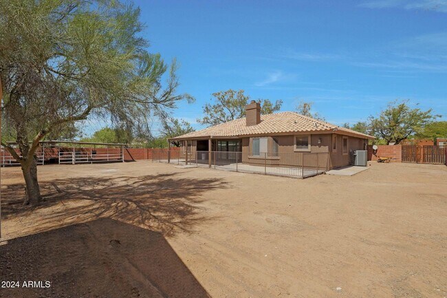 Building Photo - 501 E Desert Hills Estate Dr