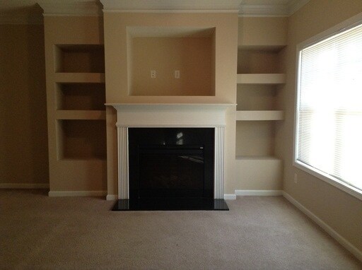 Building Photo - Available Now! 3 bed, 3 bath!