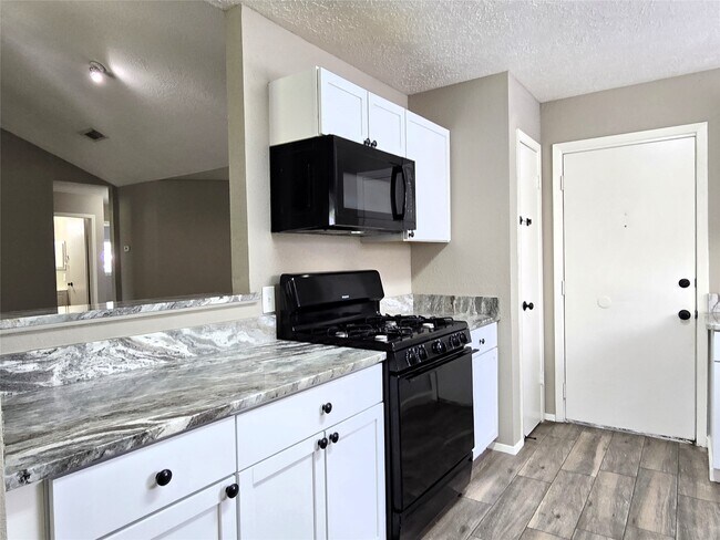 Building Photo - 24015 Farm Hill Dr