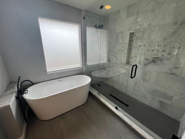 Building Photo - Mill Creek Executive Home Overlooking Golf Course at 17th Tee