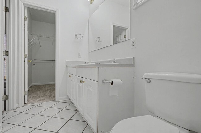 Building Photo - Carolina Lakes!