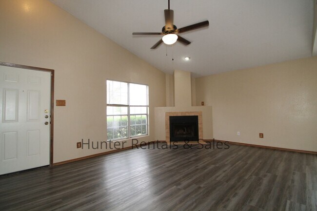 Building Photo - Willowsprings Two Bedroom Cutie!