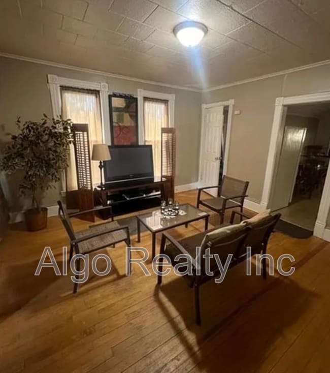 Building Photo - 825 Sylvan St