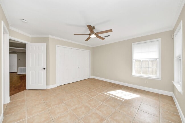 Building Photo - 2215 Gardenia Dr