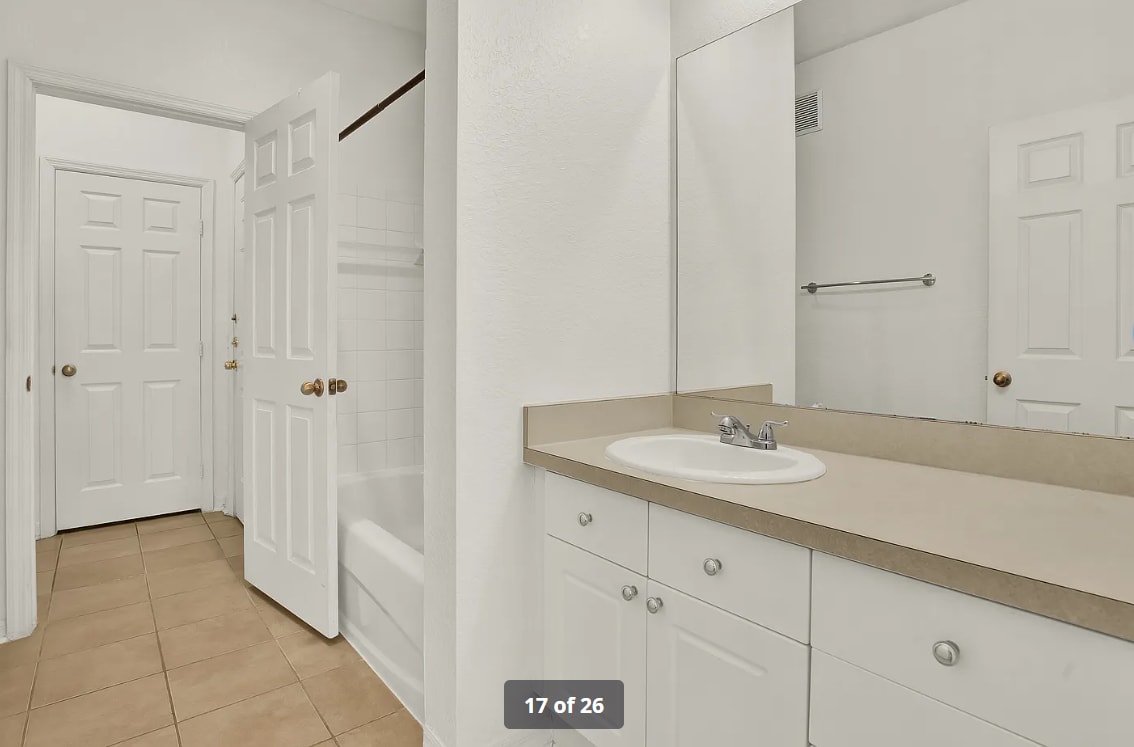 Building Photo - 18001 Richmond Pl Dr