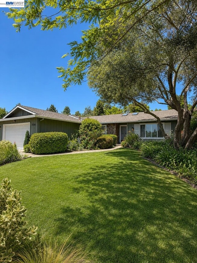 Building Photo - 2516 Dos Rios Dr