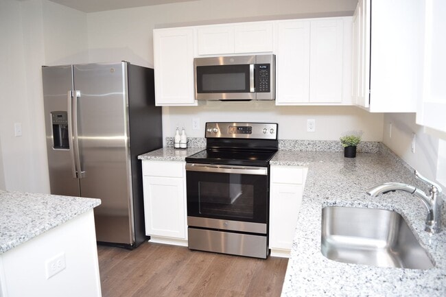 Building Photo - Modern 3-Bedroom Townhouse with Garage & P...