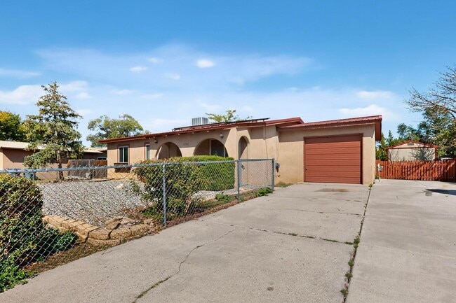 Building Photo - 2702 Avenida Del Sol