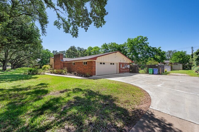 Building Photo - 616 Cannan Dr