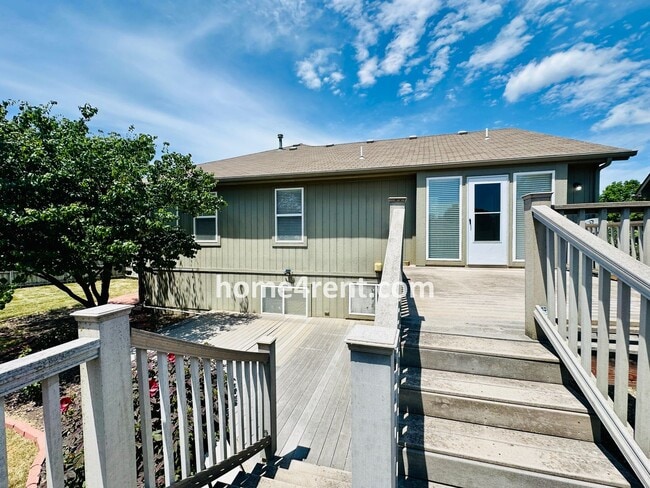 Building Photo - Four Bedroom Olathe Home in a Quiet Neighb...