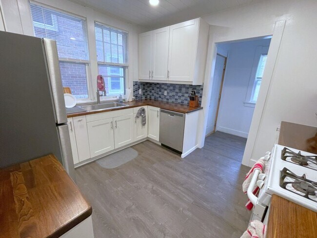 Building Photo - 119 Lathrop St