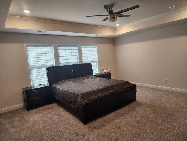 Building Photo - Like New Single Family Home minutes from B...
