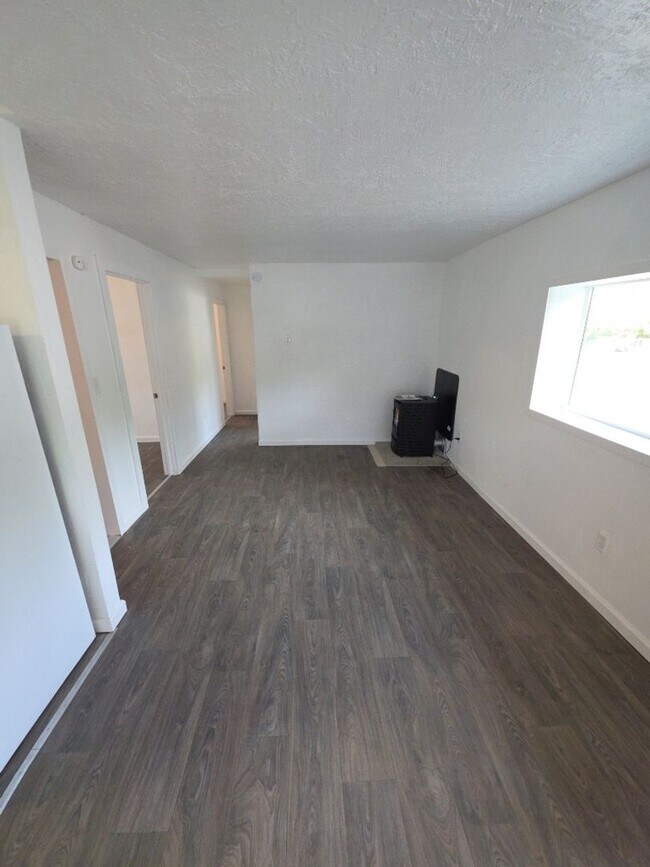 Building Photo - 13451 Lakeshore Dr