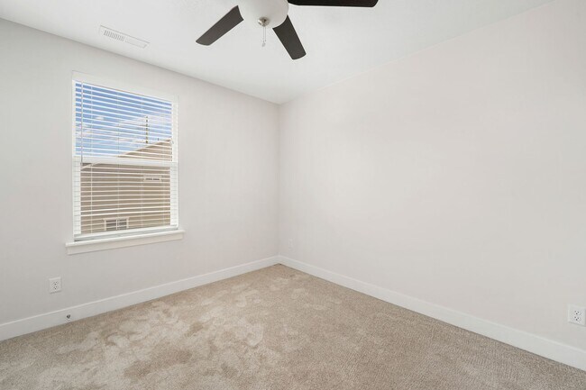 Building Photo - Spacious 4 Bedroom Townhome in Vineyard, UT