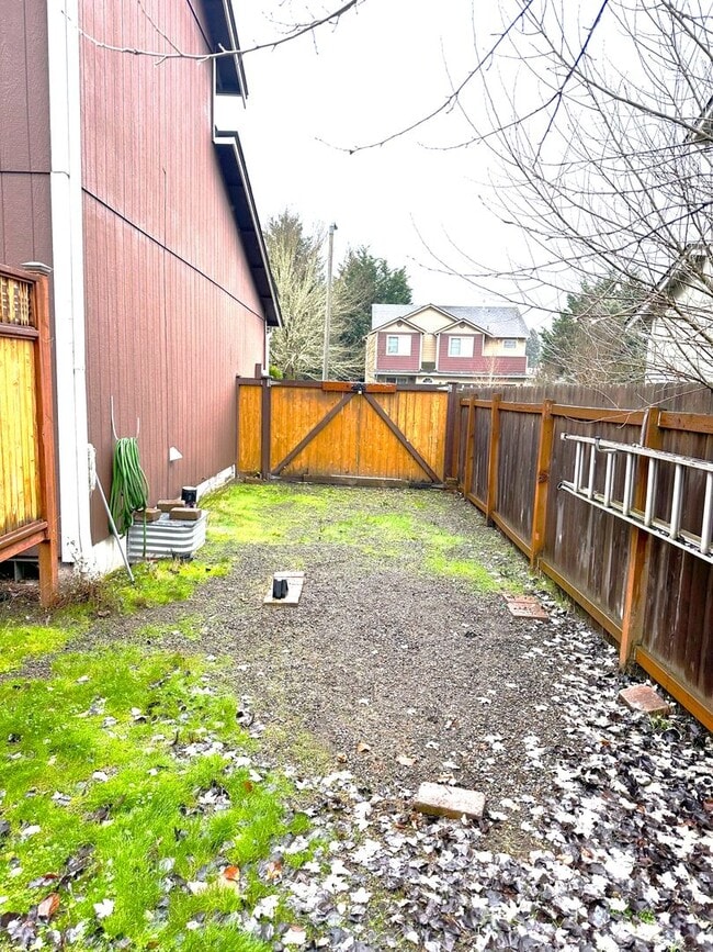 Building Photo - Beautiful 3BR / 2.5BA Near JBLM — Available December 23rd