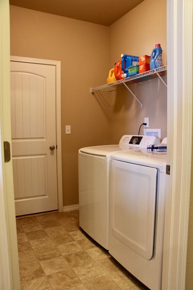 Building Photo - 6 Bed/3 Bath Rancher Close to to the North Side Hospitals