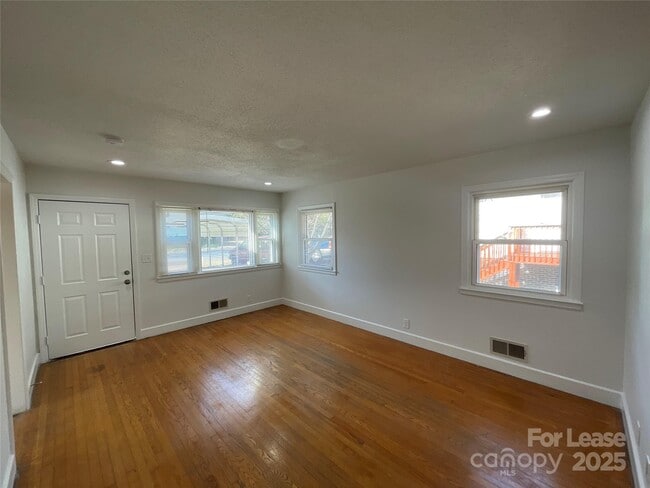 Building Photo - 424 E Walnut Ave