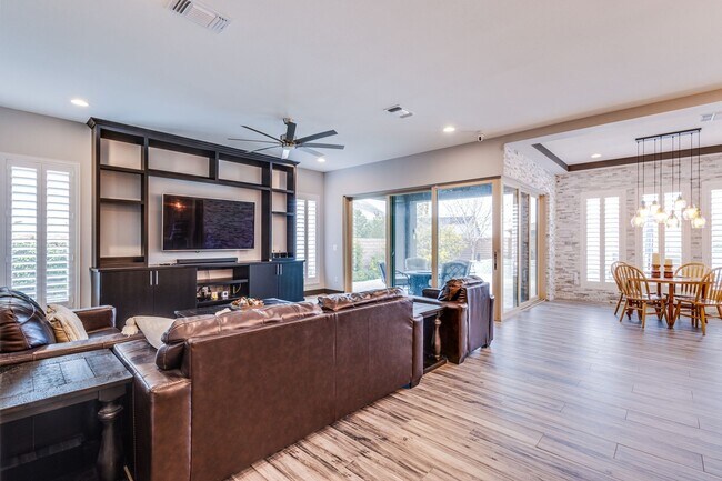 Building Photo - Stunning 5Bed/4.5 Bath home located in a prestigious guard gated community of Reverence in Summerlin