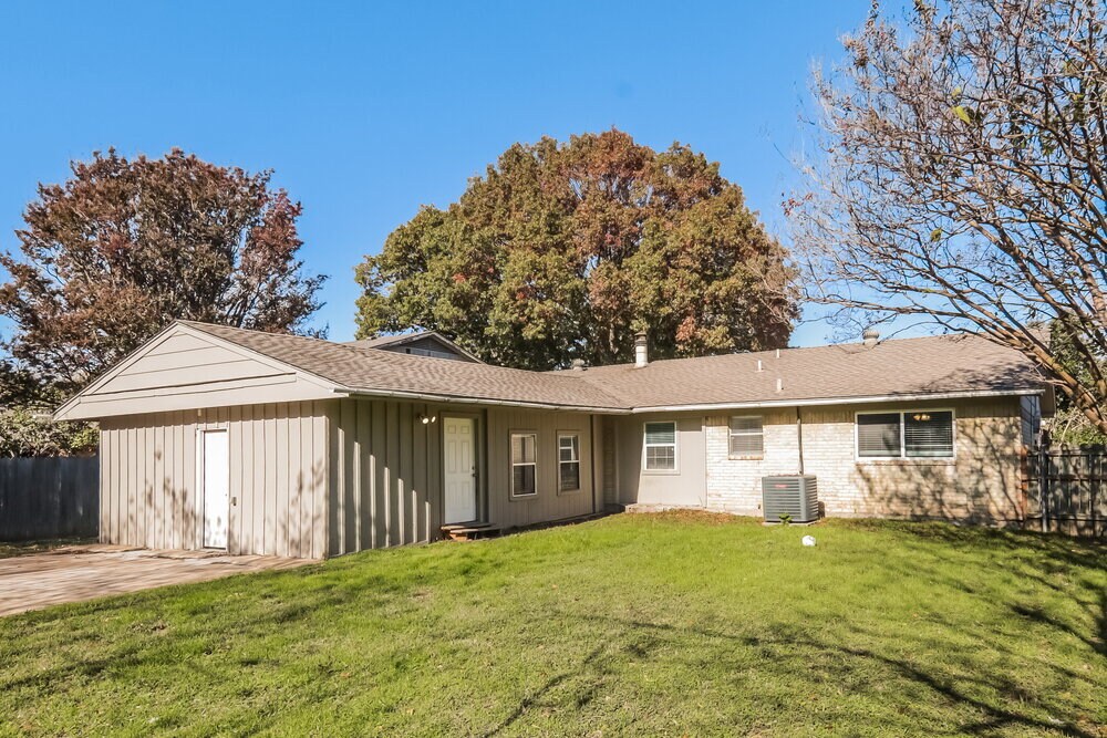 Building Photo - 742 Yale Dr