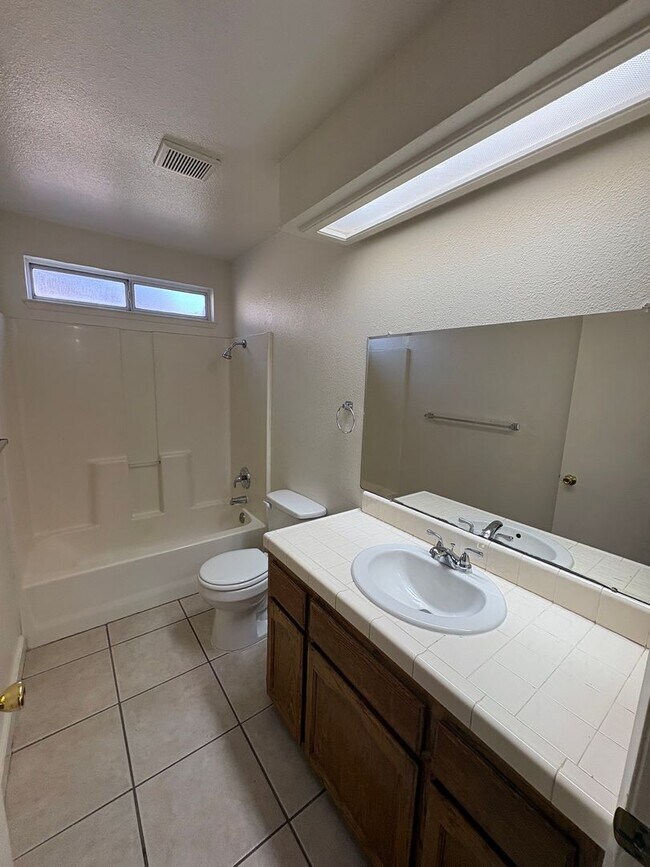 Building Photo - Cozy Home On Spacious Lot In Tulare Available Now!