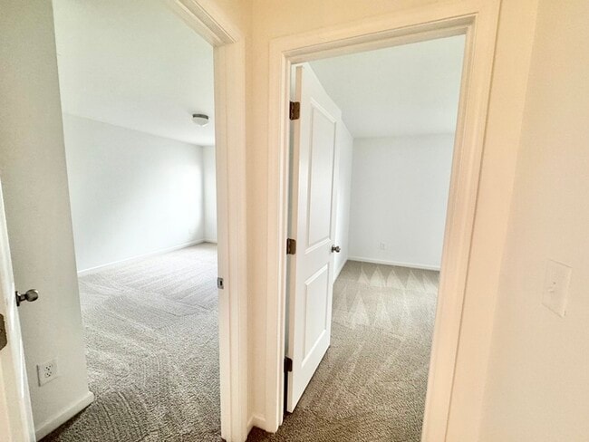 Building Photo - Spacious three bedroom 2 1/2 bathroom with large loft area - SPRING SPECIAL