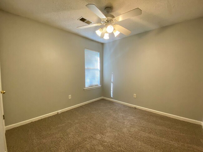 Building Photo - 3 bed, 2 bath in a gated community by Shel...