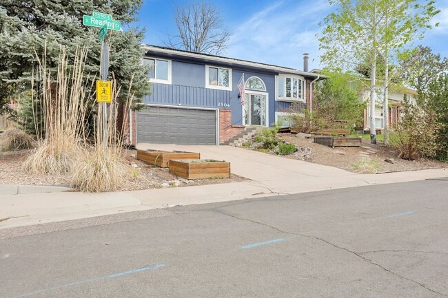 Building Photo - 3 bedroom, 3 bathroom home with 2 car garage