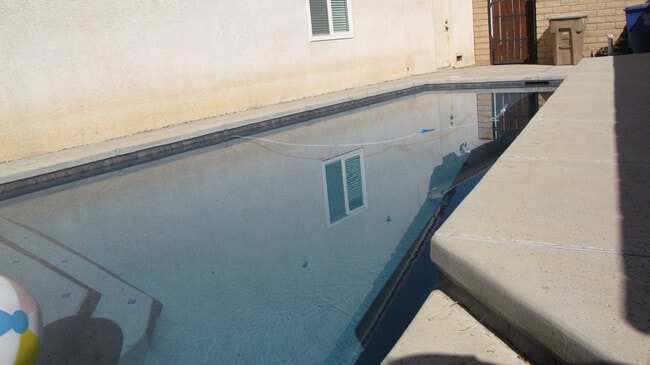 Building Photo - Riverlakes Home with Pool!!!