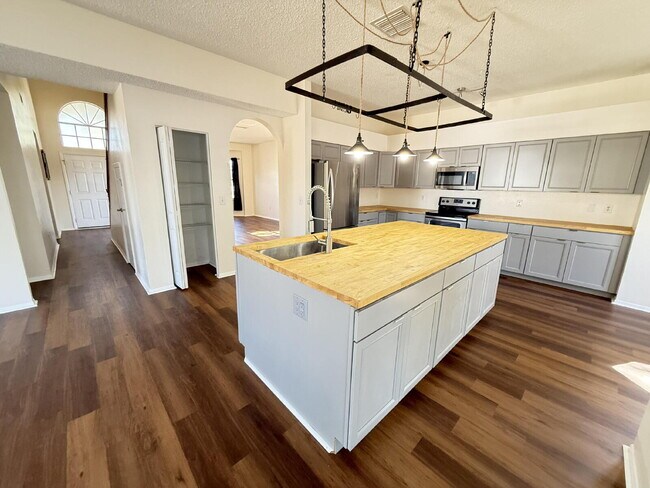 Building Photo - Beautifully remodeled 6 bedroom - 3 bath home in Summerfield Village