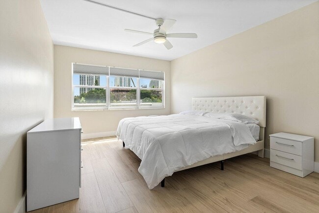 Building Photo - 550 Bayshore Dr