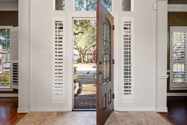 Building Photo - 5007 Cambridge St