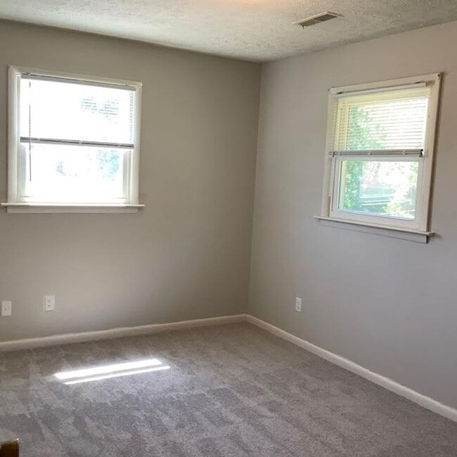 Building Photo - 6 Rainbow Forest Dr