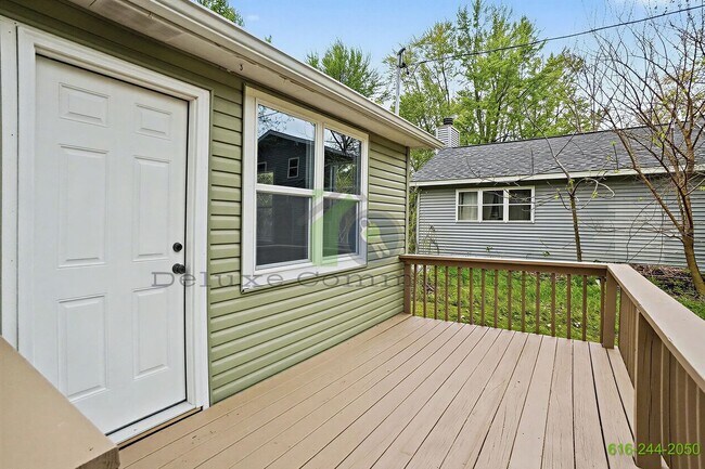 Building Photo - 4206 S Shore Dr