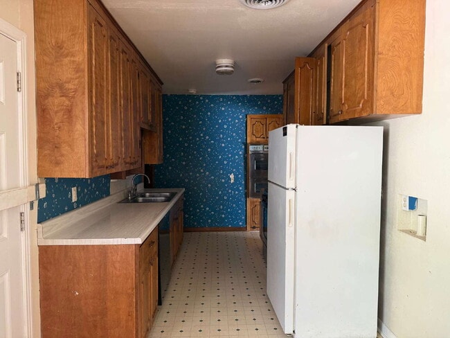 Building Photo - Mid Century Dream with Pink Bathroom