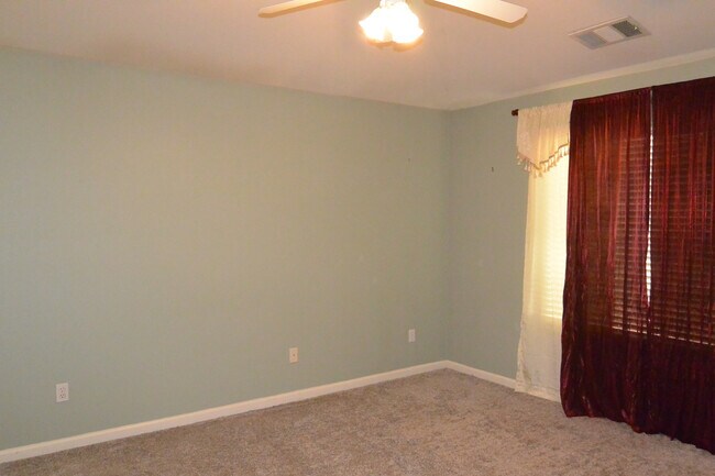 Building Photo - 3 bedroom 2 bathroom in the El Diamante sc...
