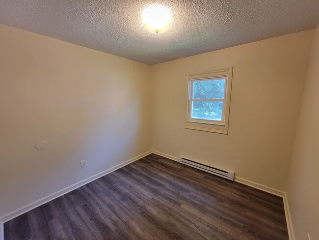 Building Photo - 3 Bedroom 1 Bathroom House